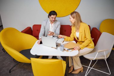 Ofiste sohbet eden iki dost canlısı insan.