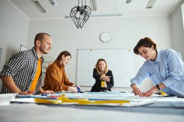 Güzel bir kadın tebeşirle işaretleme yapıyor.