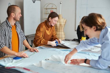 Kumaş keserken neşe saçan terziler