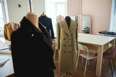 Terzi tezgahında giysileri bitmiş boş bir atölye.