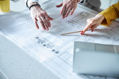 Çalışırken kullanılan dizüstü bilgisayara odaklanmış fotoğraf