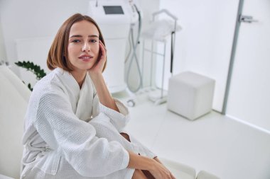 Mutlu kızıl saçlı kadın hafta sonu spa tatil köyünde dinleniyor.