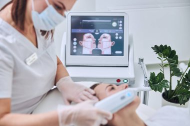 Yüzün kozmetoloji kabinesindeki bir kısmının izlendiği odaklanmış görüntü