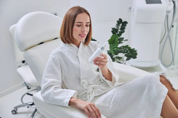 Beyaz bornozlu mutlu beyaz kadın spa merkezinde dinleniyor. — Stok fotoğraf