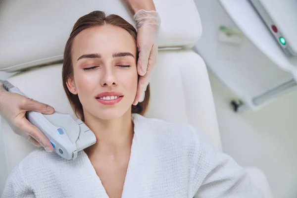 Adorable dama elegante conseguir cosmetología hardware en el salón de spa — Foto de Stock