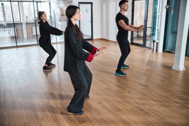 Sporcular Çin Taijiquan dersi alıyor.