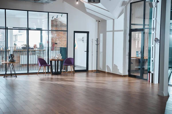 Salle de bureau moderne vide avec plancher en bois — Photo