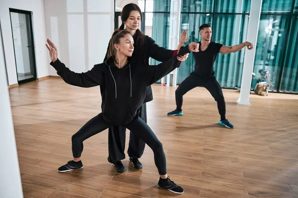 Tanár beállító kar pozíciója tai chi diák — Stock Fotó