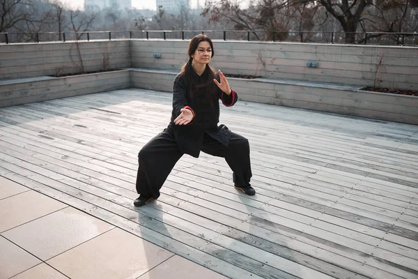 Wushu form used by an experienced female master — Stock Photo, Image