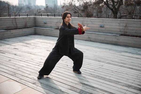 Cross hand ställning av en kvinna gör tai chi — Stockfoto