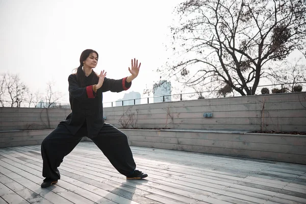 Utomhus foto av kung fu träning för kvinna — Stockfoto
