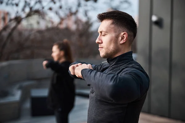 Bonito masculino juntando punhos enquanto tendo treinamento tai chi — Fotografia de Stock