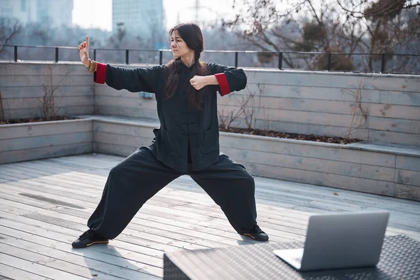 Feminino virou à esquerda na forma wushu pronto para soco — Fotografia de Stock