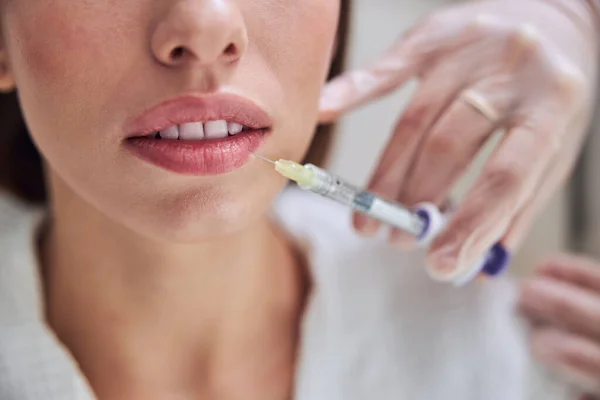 Charmante vrouw krijgen mond contouren met vulmiddel injectie — Stockfoto