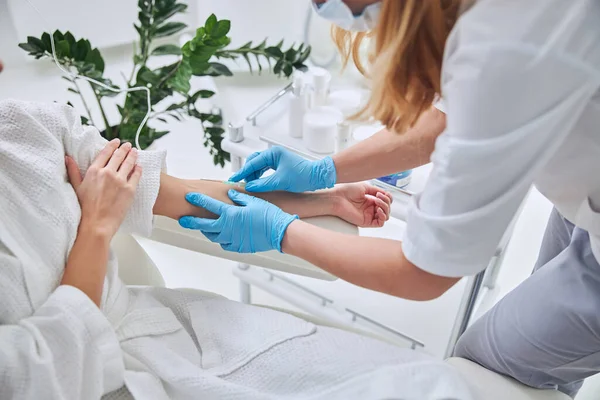 Sağlık kliniğinde IV infüzyon görüntüsü