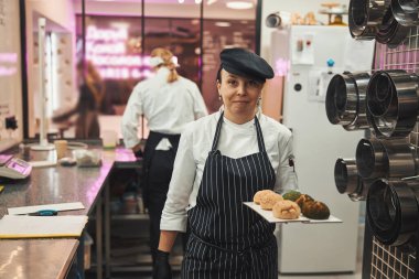 Lezzetli poz veren yetenekli kadın şekerci.