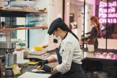 Profesyonel pasta şefi mutfakta lezzetli şeyler yapıyor.