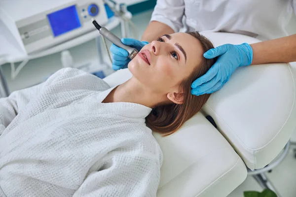 Attractive Caucasian woman relaxing at the spa treatment in beauty clinic — Stok fotoğraf