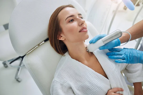 Happy smiling lady getting skin treatment in wellness clinic — Fotografia de Stock