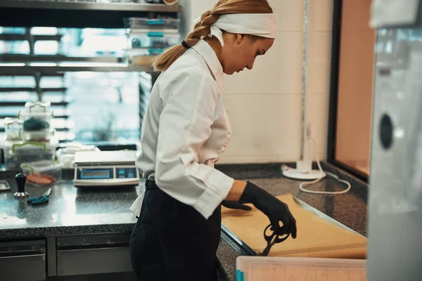 Experienced cook getting ready to bake something tasty — Stockfoto