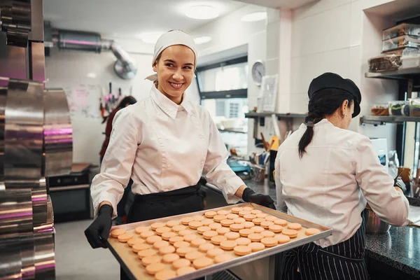 Enthusiastic confectioner doing her job with passion and dedication — ストック写真