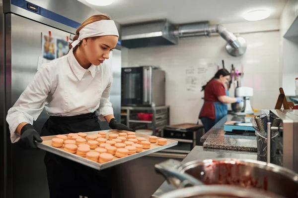 Focused pastry chef responsible for making dessert — Stockfoto