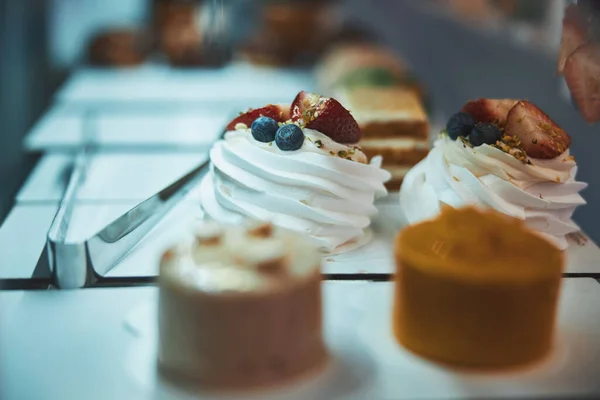 Fragmentfoto von köstlichen Desserts, die im Café ausgestellt werden — Stockfoto