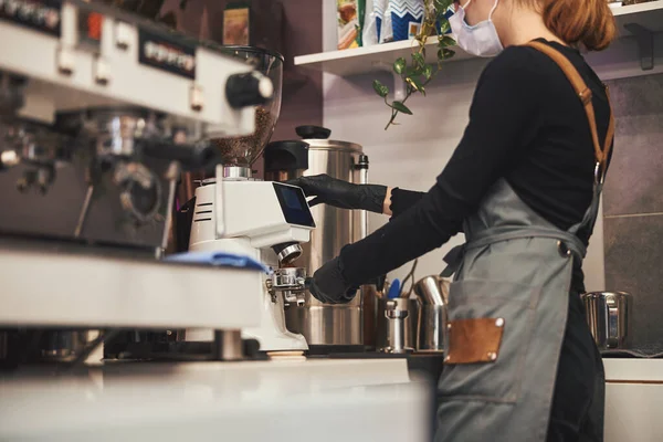 Çalışkan barista güzel bir fincan kahve hazırlıyor. — Stok fotoğraf