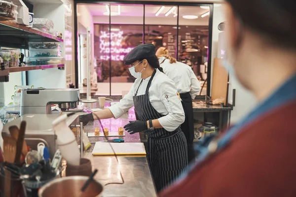 Otro día en la vida del equipo de cocina cafetería trabajando en postres de cocina — Foto de Stock