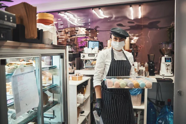 Chef consciente seguindo protocolos de segurança enquanto trabalhava no café — Fotografia de Stock