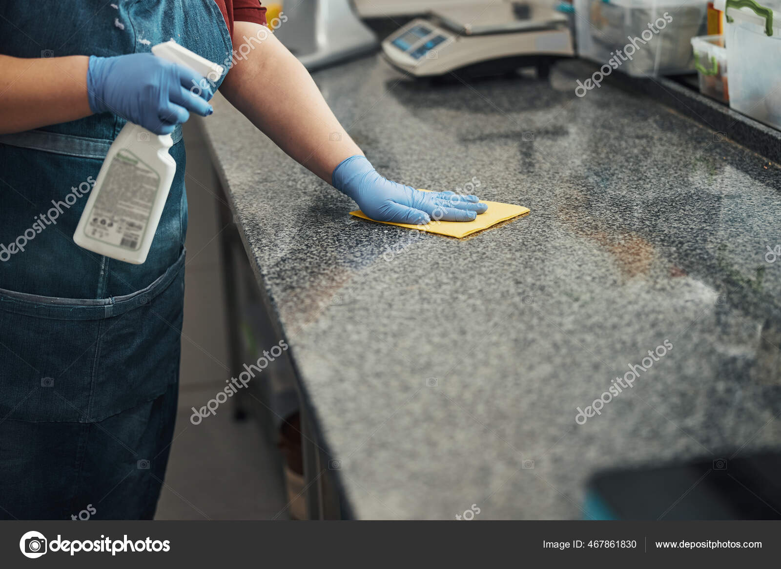 When should kitchen staff wear gloves?