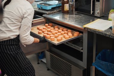 Lezzetli kurabiyeler pişirmekten sorumlu profesyonel pasta şefi.