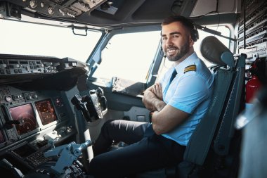 Memnun pilot gelecek uçuşu dört gözle bekliyor.
