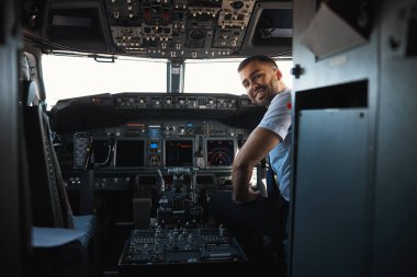 Neşeli deneyimli pilot işyerinde mutlu görünüyor.