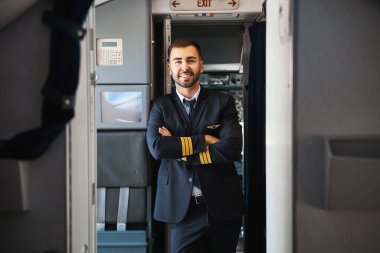 Yakışıklı genç pilot uçuştan sonra dinleniyor.