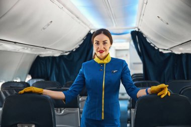 Kendinden emin hostes mi bekliyor yoksa yolcular mı?