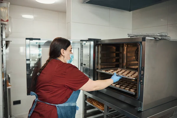 Personnel de cuisine en charge de la cuisson des macarons — Photo