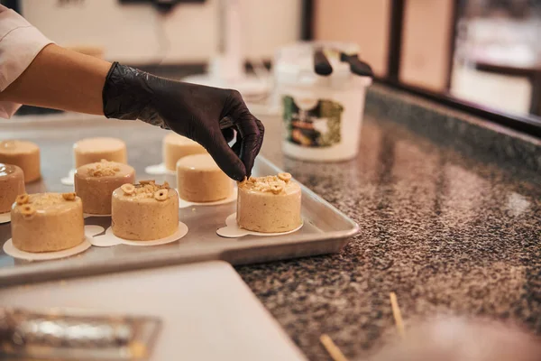 Yetenekli pasta şefi fındıklı el yapımı tatlılar yapıyor. — Stok fotoğraf