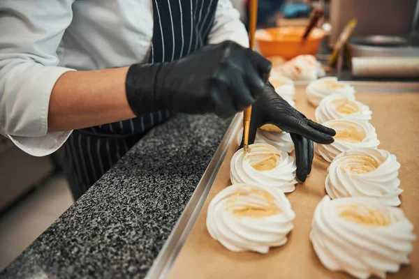Kreatif pasta şefi kremaları jölelerle kaplıyor. — Stok fotoğraf