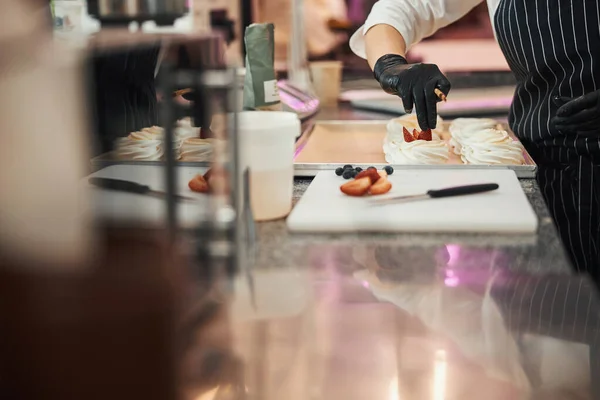 Professionell kock skapar en läcker pavlova dessert — Stockfoto