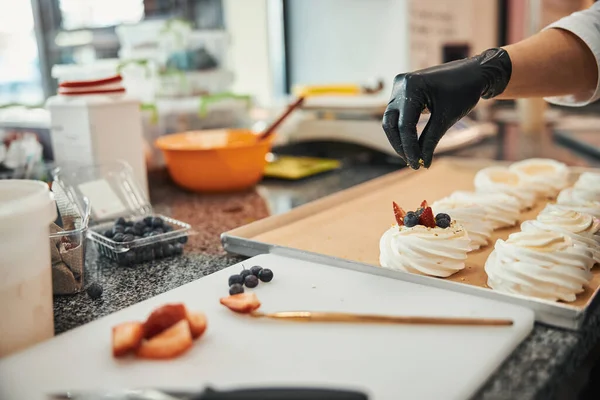 Kreativer Konditor macht exquisite Baiser-Desserts mit Beeren — Stockfoto