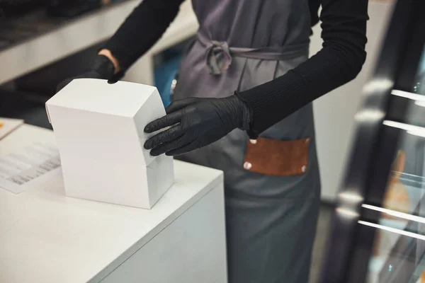 Personnel de café en charge de l'emballage des marchandises pour les livraisons — Photo