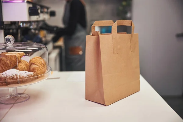 Cafe werknemers verzorgen recycleerbare verpakkingen voor smakelijke lekkernijen — Stockfoto