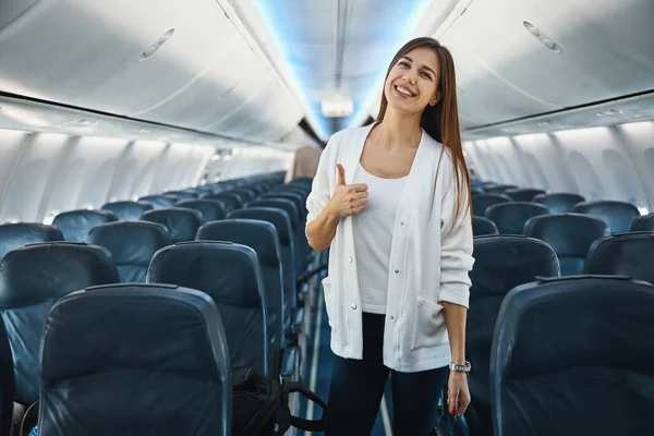 Vrouwelijke passagier optimistisch over de komende reis — Stockfoto