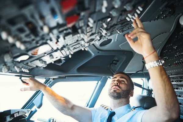Lugn stilig pilot förbereder sig för den internationella flygningen — Stockfoto