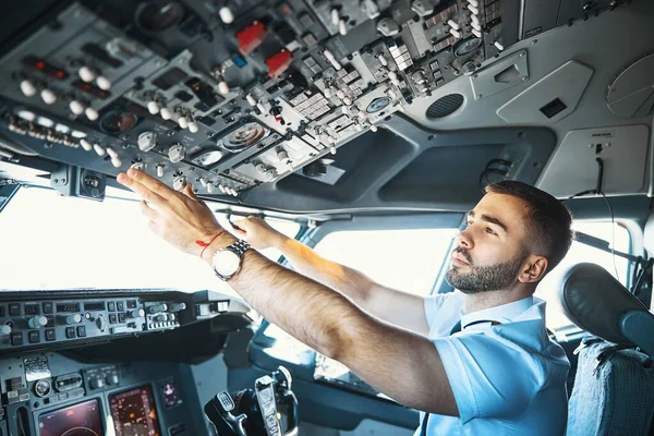 Slutliga förberedelser i cockpit på passagerarflygplan — Stockfoto