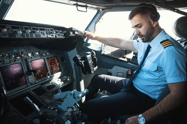 Bel pilota caucasico si prepara per il viaggio — Foto Stock