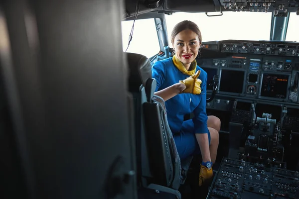 Linda aeromoça caucasiana olhando feliz no trabalho — Fotografia de Stock