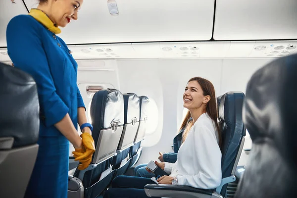 Mladá žena pasažérka vypadá nadšeně před letem — Stock fotografie