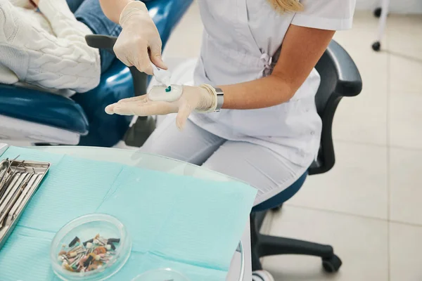 Tandläkare täcker käken med gelé från röret — Stockfoto